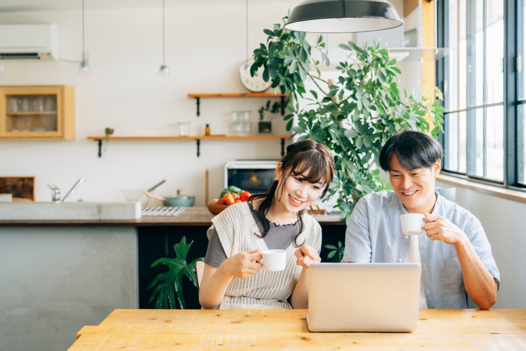 パソコンでインターネットを楽しむ夫婦