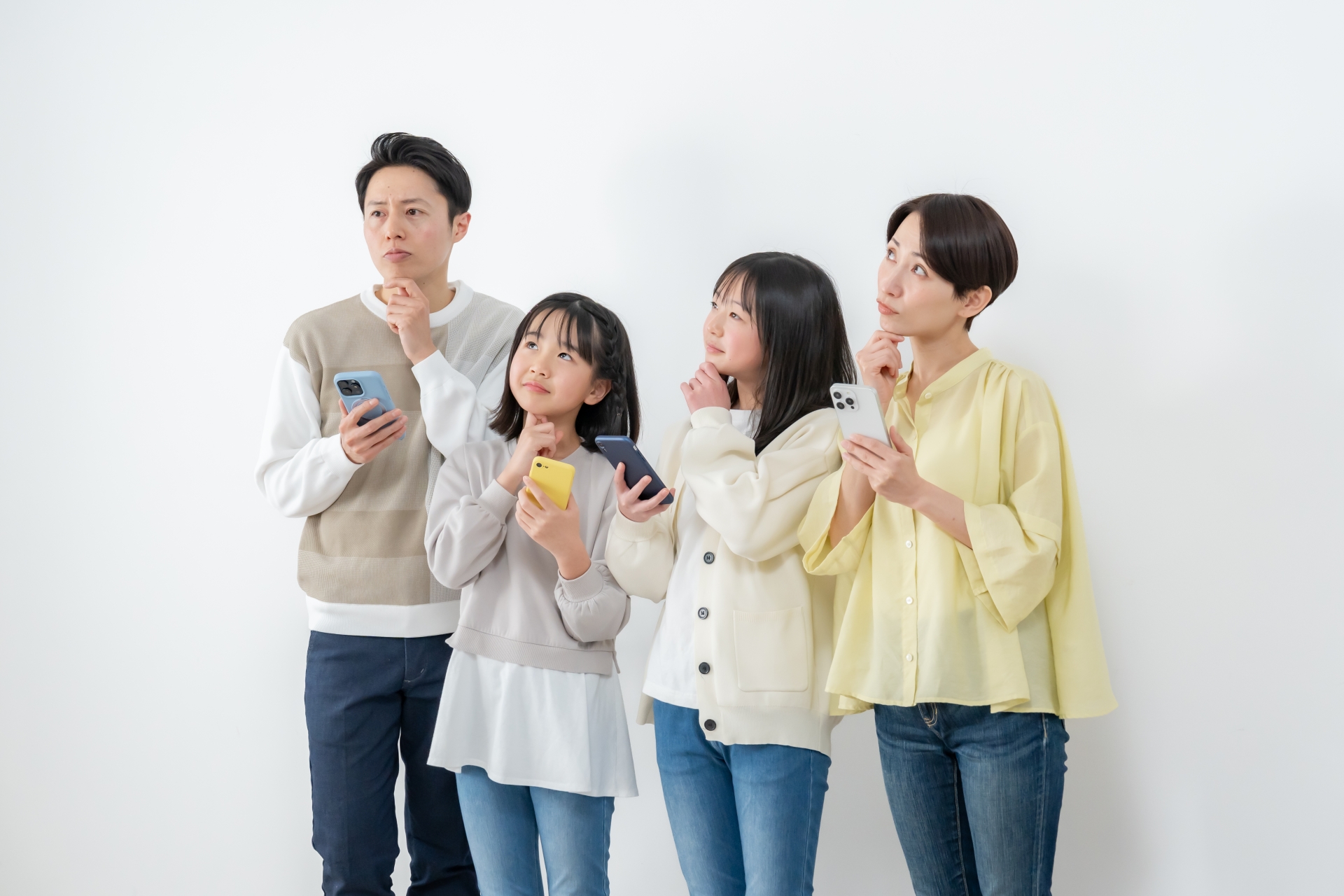 スマホを持つ家族写真