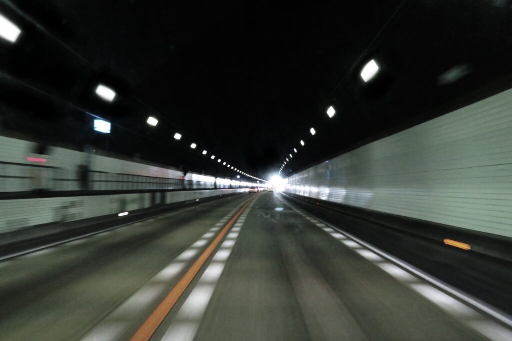 疾走する高速道路写真
